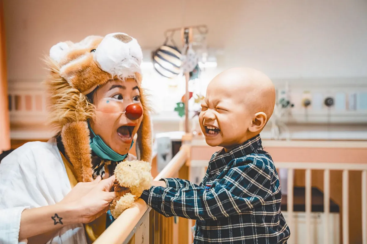 紅鼻子醫生小丑秀 送歡笑到兒童病房