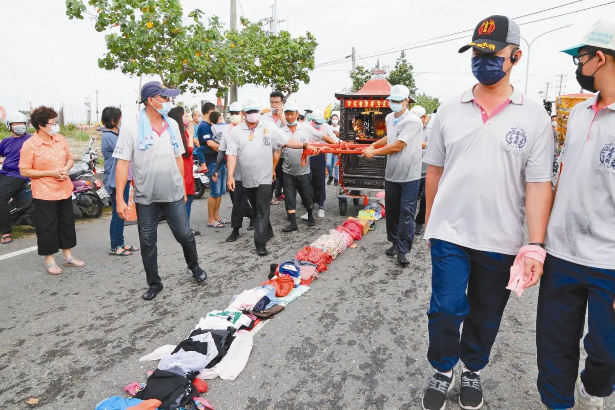 迎客王祭典  排放衣物取代鑽轎腳