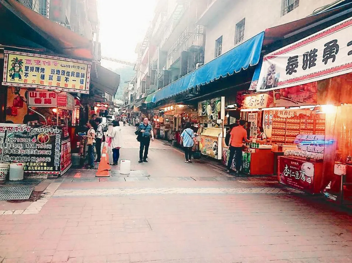 印象旅人溫泉野溪貫穿一座山