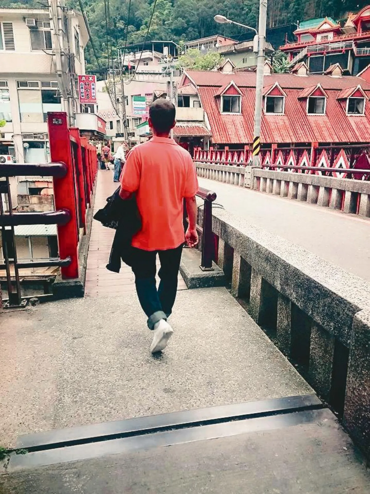 印象旅人溫泉野溪貫穿一座山