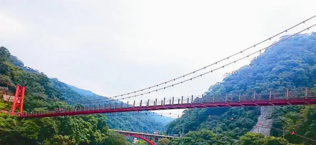 印象旅人溫泉野溪貫穿一座山