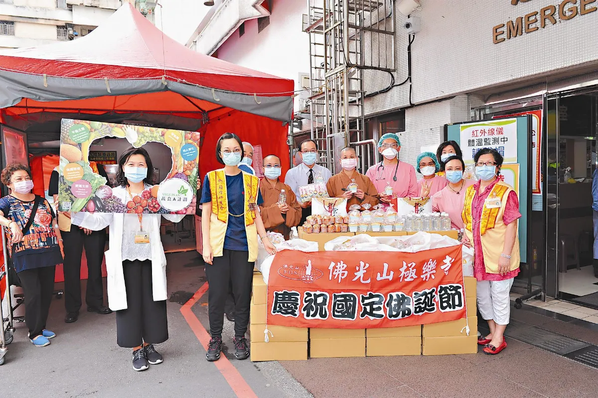 慰勞醫護 極樂寺送暖