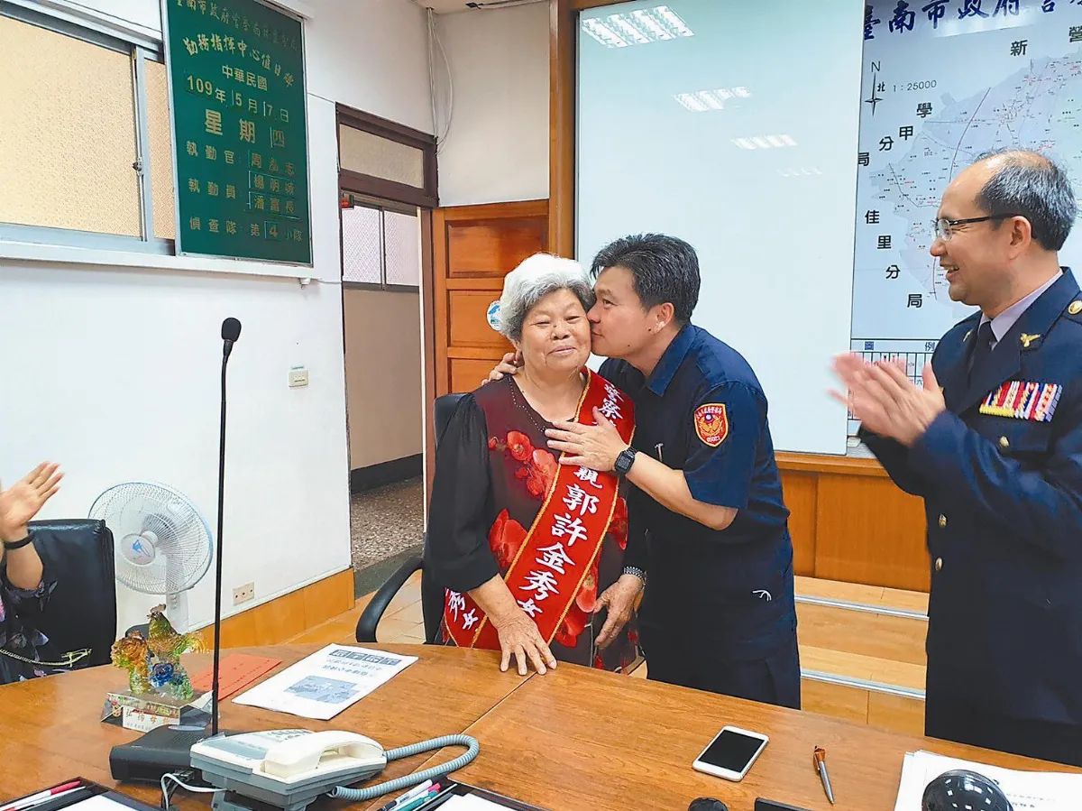 南警模範母親 郭許金秀2子1孫 1門3傑從警