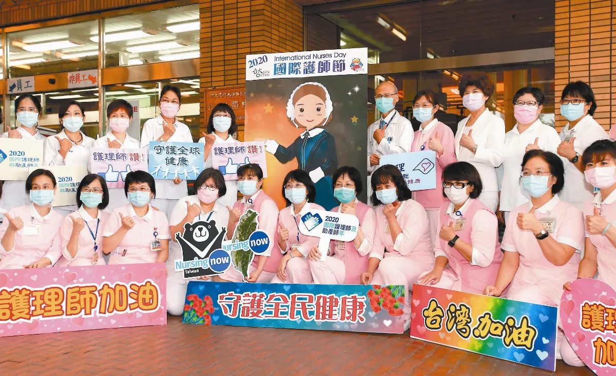 擁抱女兒化解擔憂 白衣天使勇敢防疫
