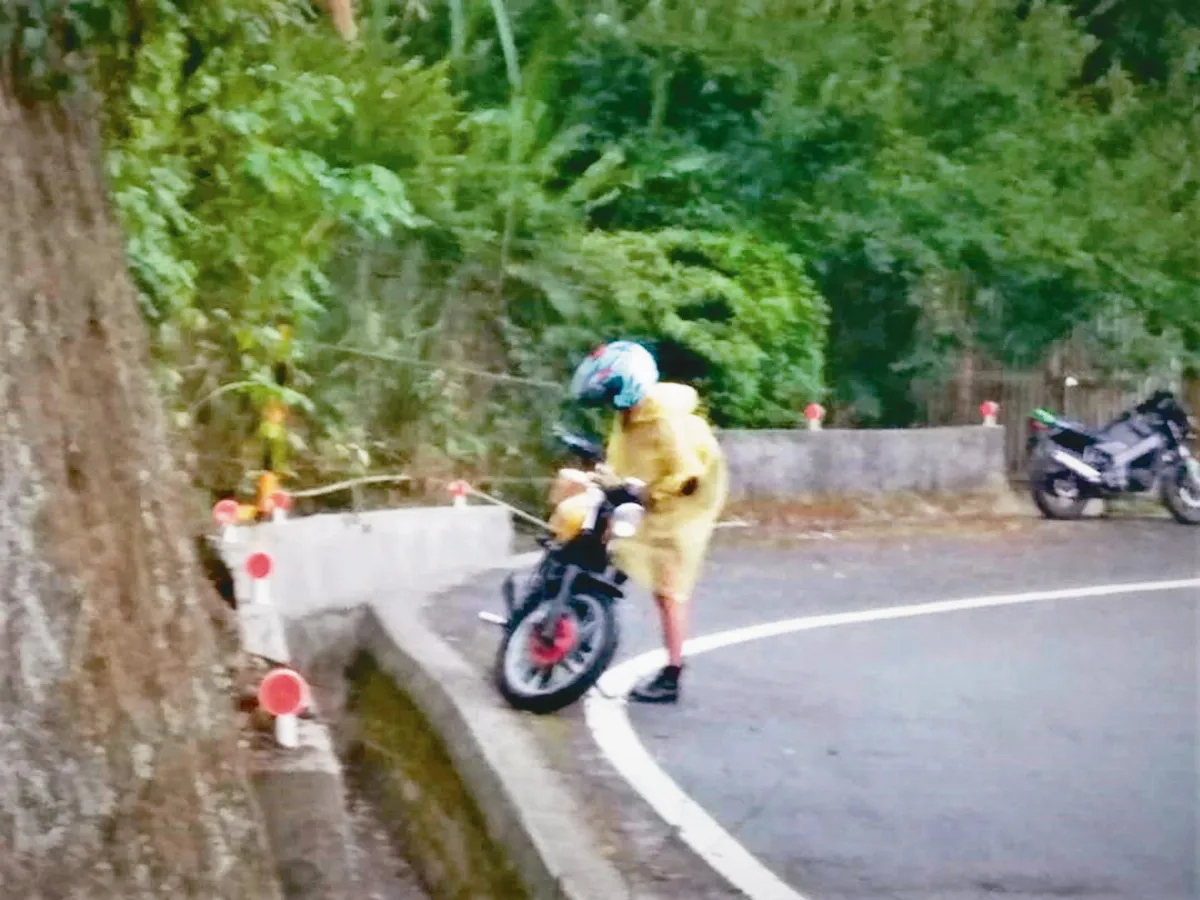 善心導遊救摔車女  親送醫還收留一周