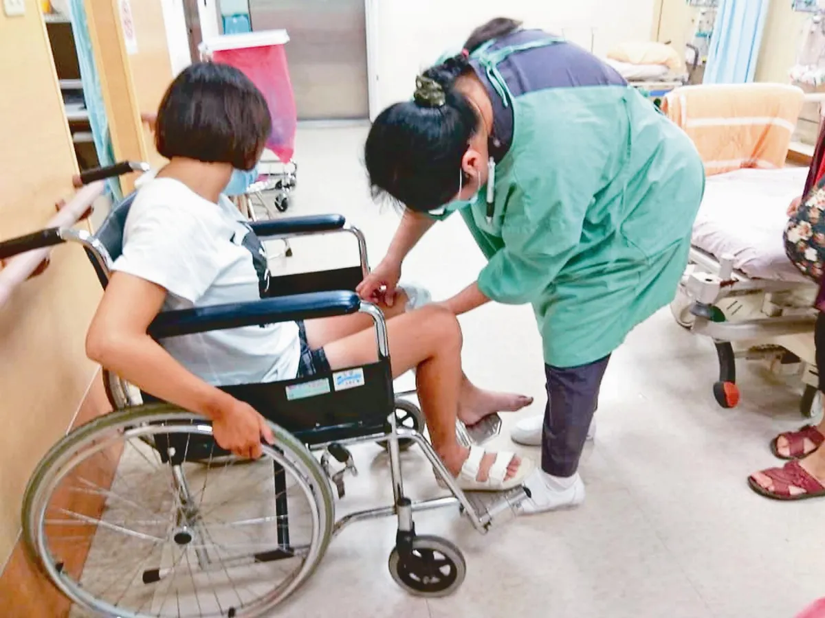 善心導遊救摔車女  親送醫還收留一周