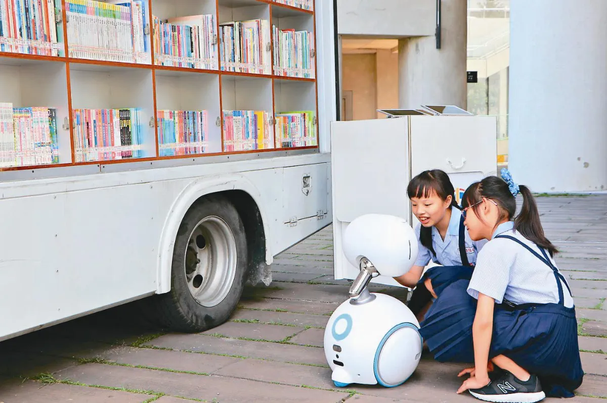 行動圖書車 派機器人說故事