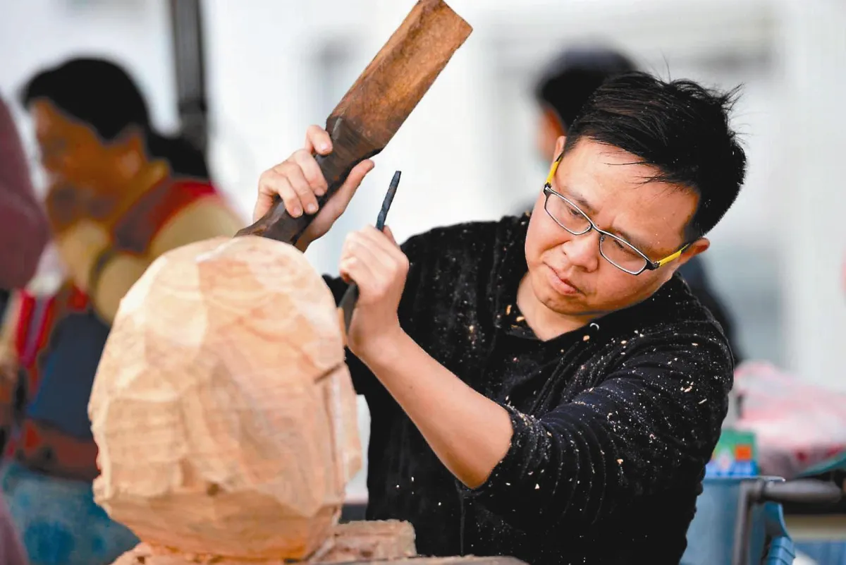 茄苳入石柳 劉進文循古法雕佛