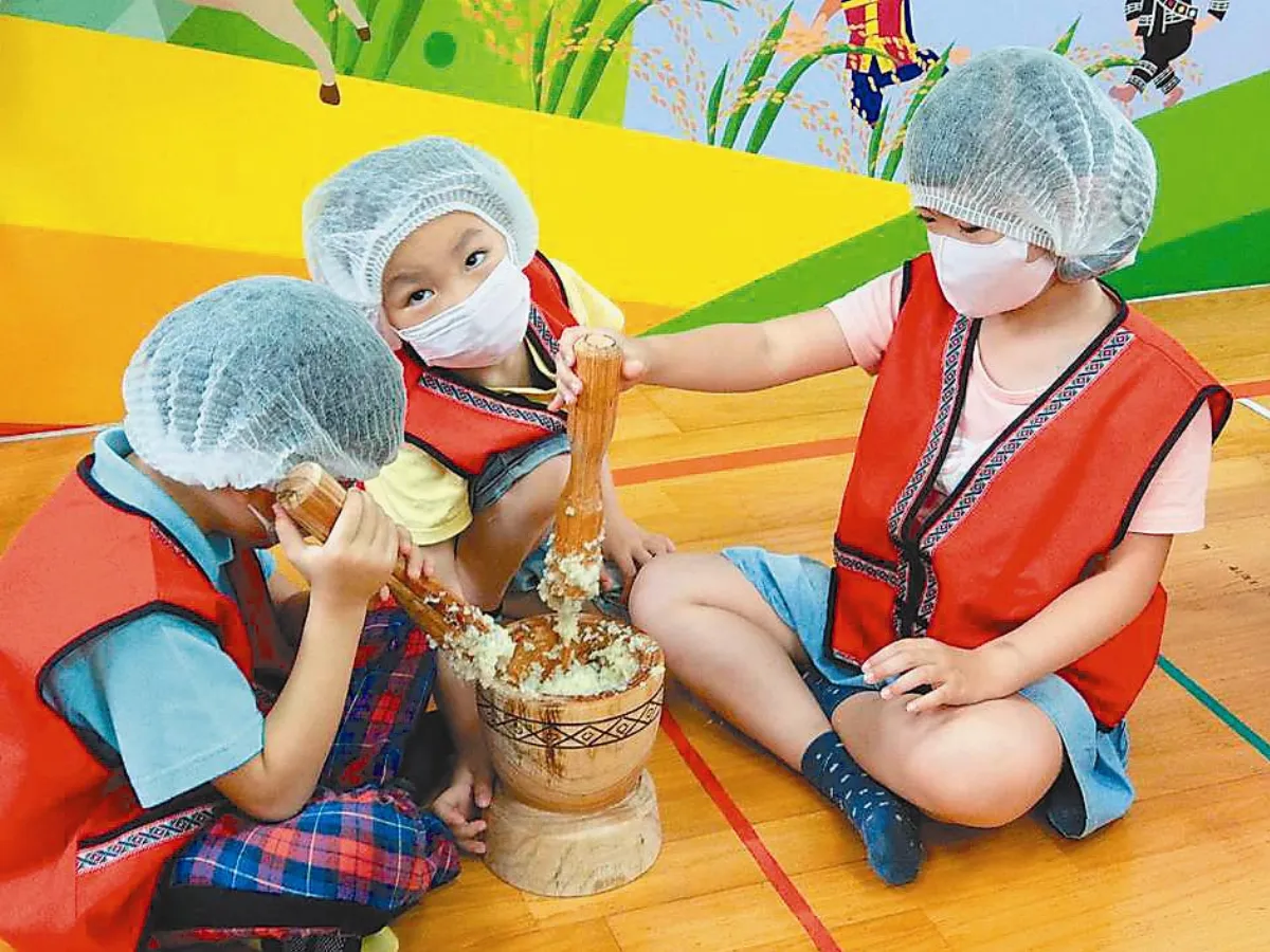 種小米搗麻糬 幼童送暖醫護