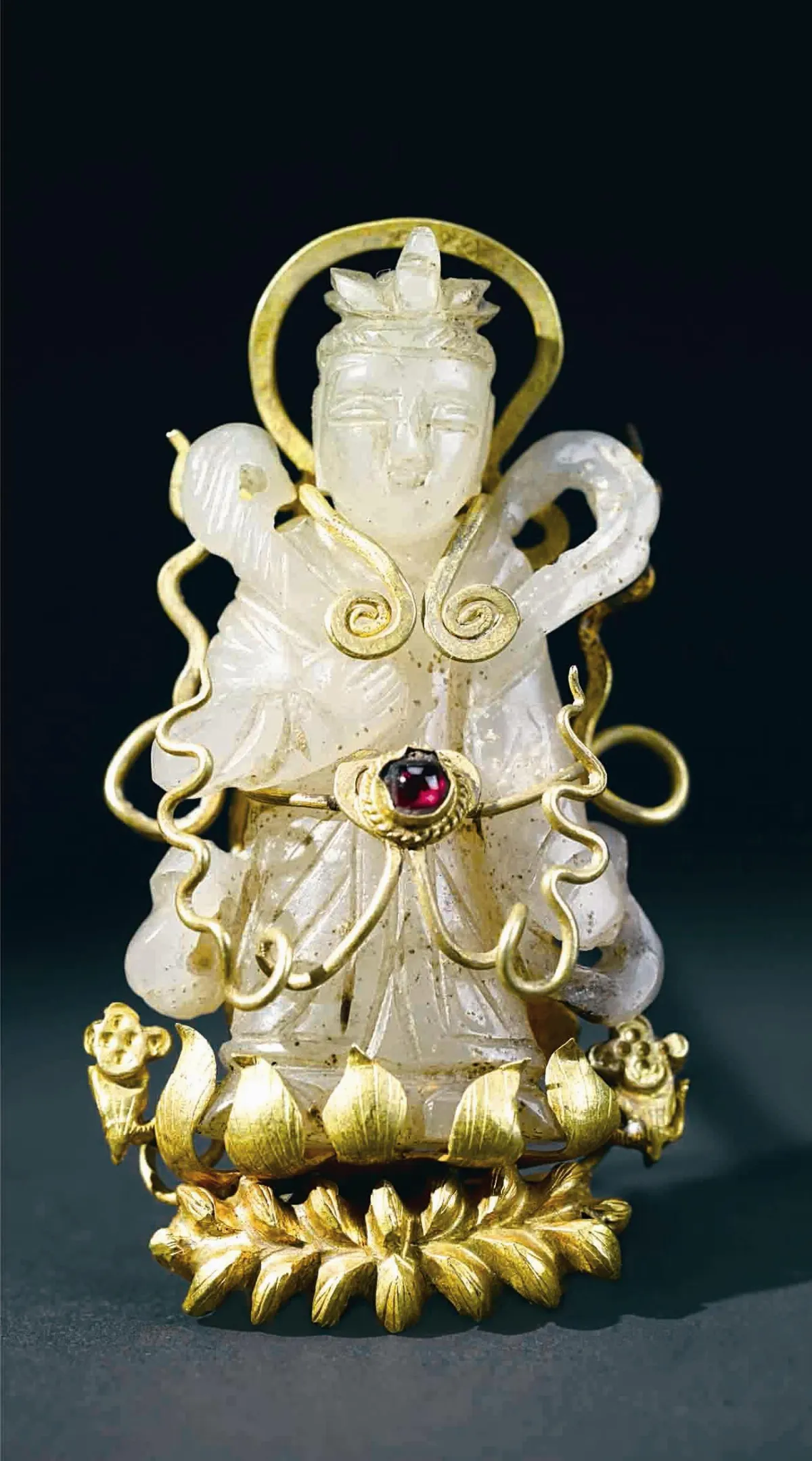 【海上佛影─上海博物館藏佛教藝術展】鑲金嵌寶玉菩薩首鎏金銀簪