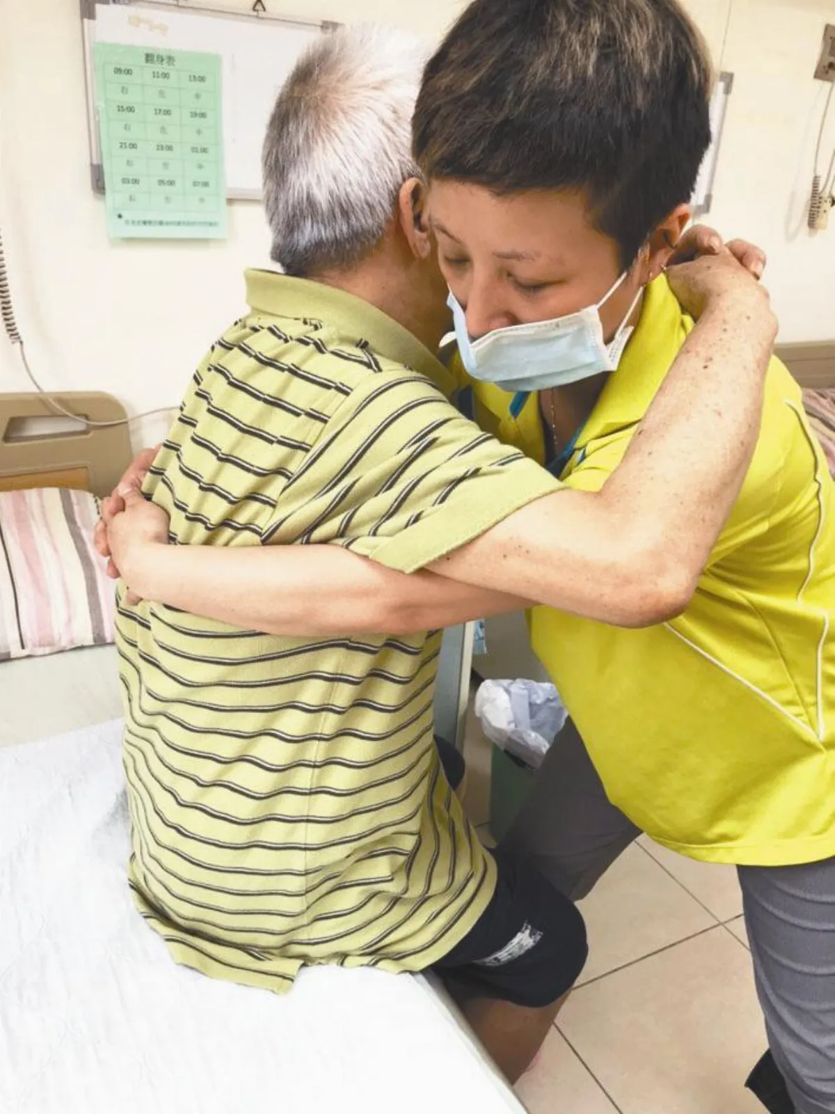 地溼滑、光線差 老人易跌倒