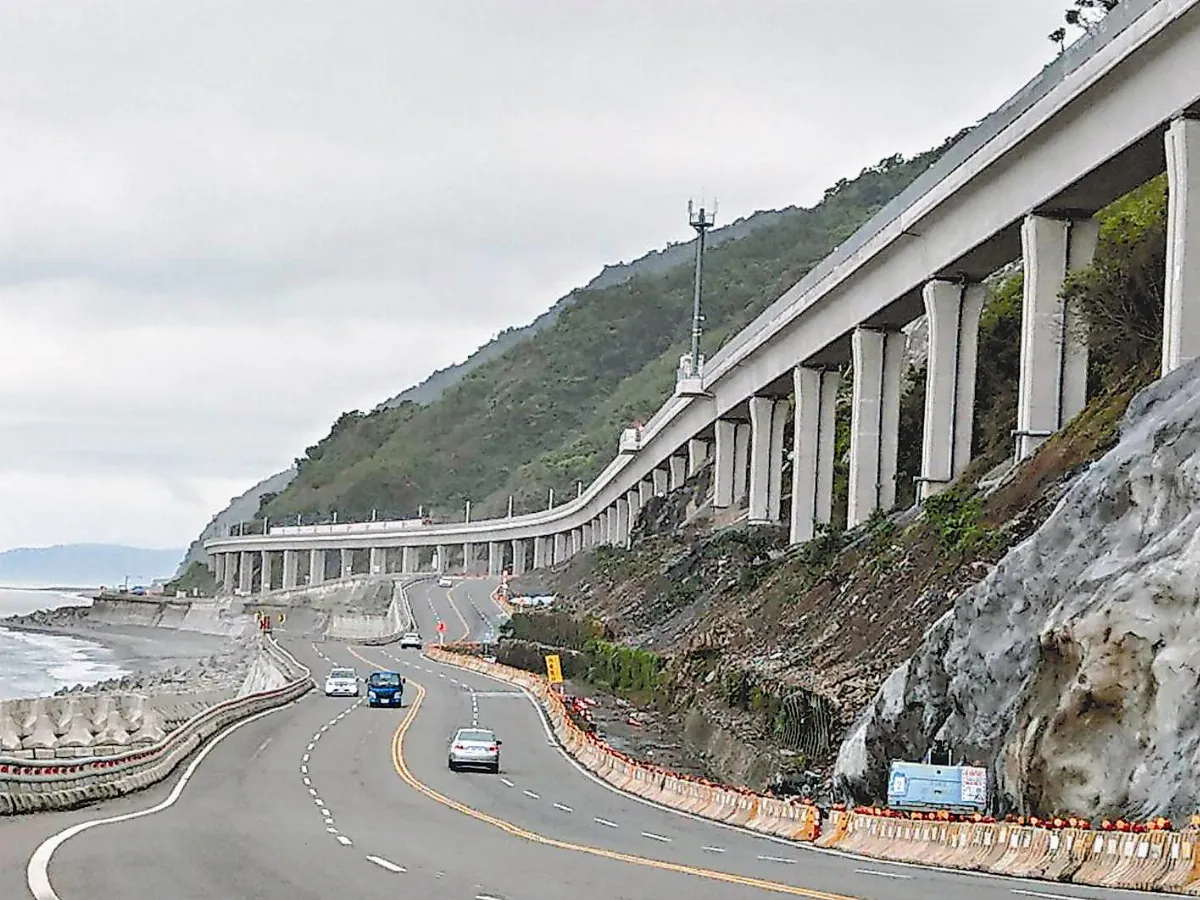 宛如漂浮海面  台東最美高架鐵路通車