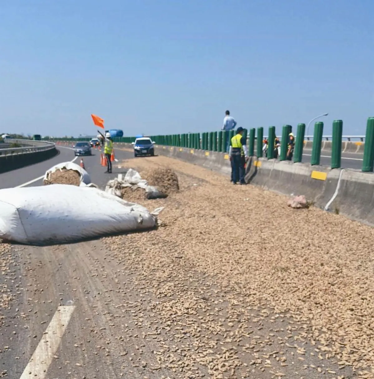 快速公路掉落物日增 擬加重罰則