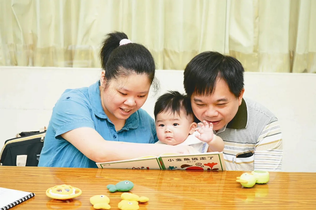 視障夫妻 聽聲辨位育兒