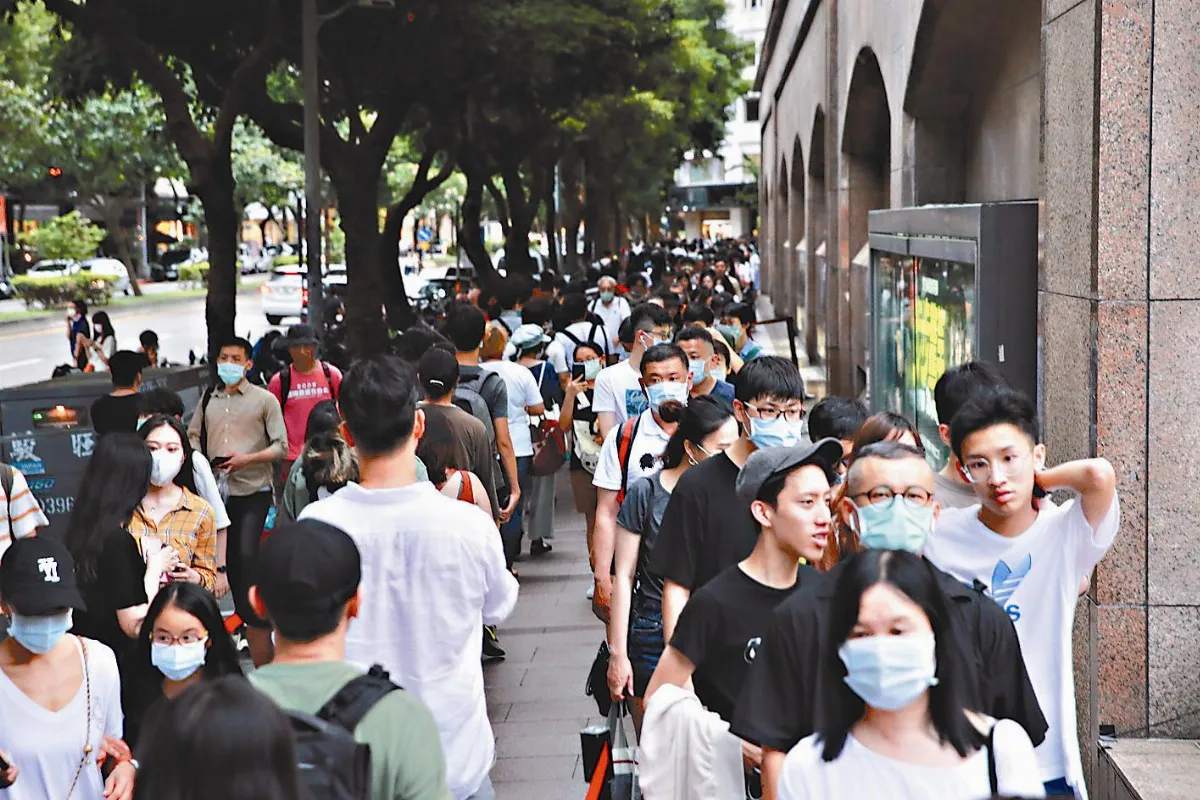 誠品敦南熄燈 5萬人湧入讀取回憶