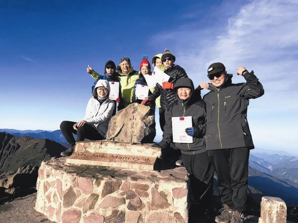 最高畢典 玉山頂峰領證書