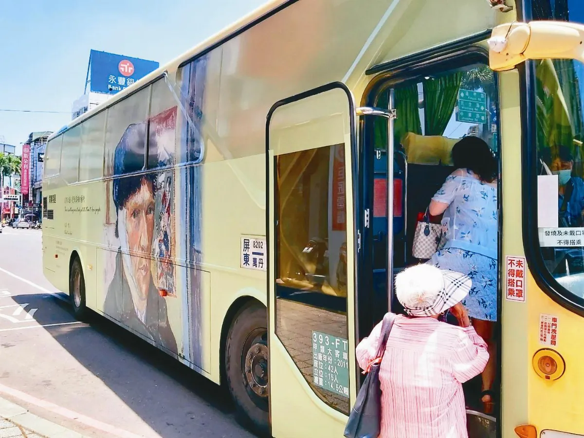 屏東行動公車   蒙娜麗莎走進大街小巷 對你微笑