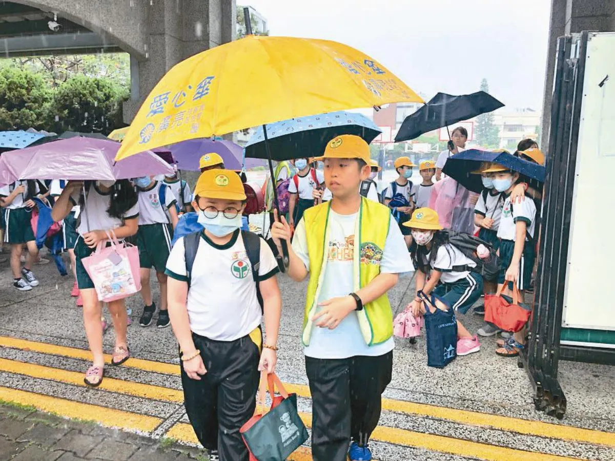 不畏風雨 認真負三好兒童校門站崗 守護學弟妹安全