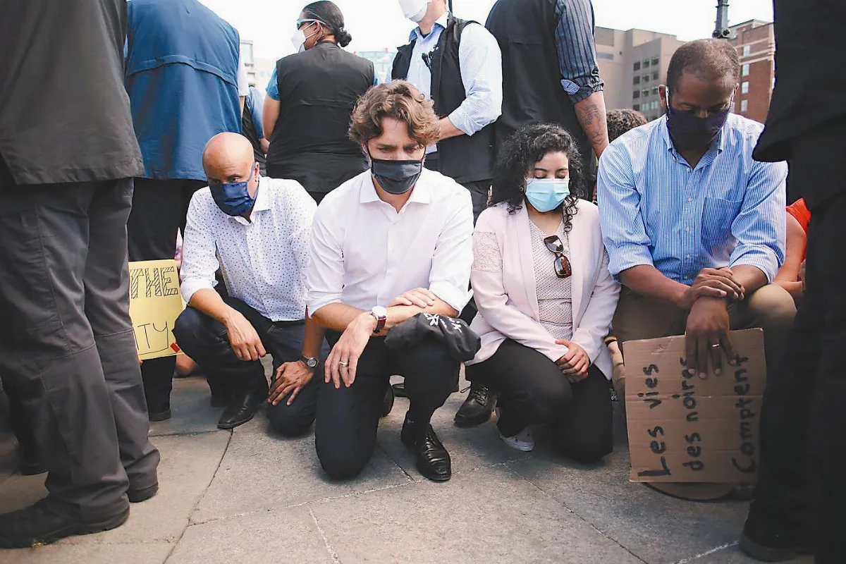 杜魯多參加反歧視集會 單膝下跪聲援