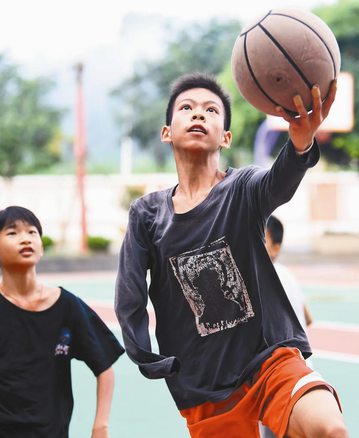 獨臂籃球少年爆紅 柯瑞想找他