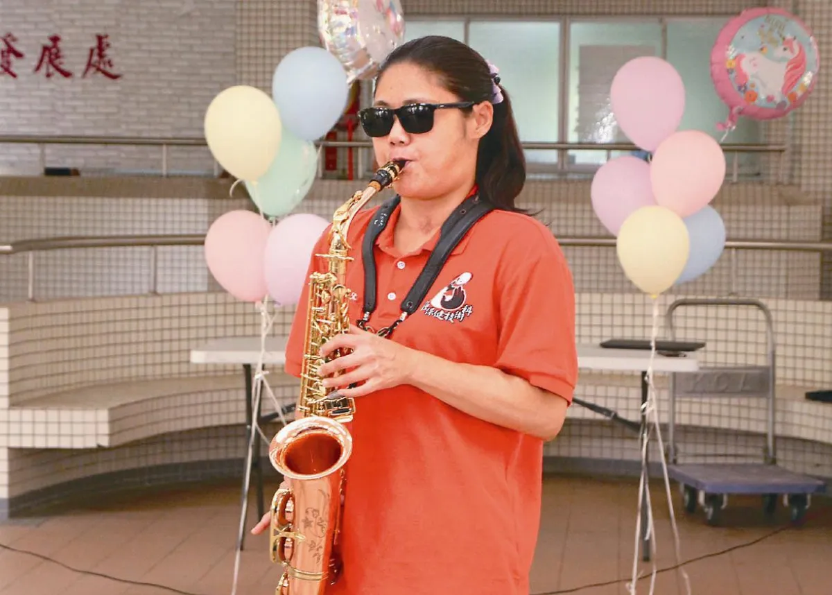 全盲又洗腎 34歲大學畢業