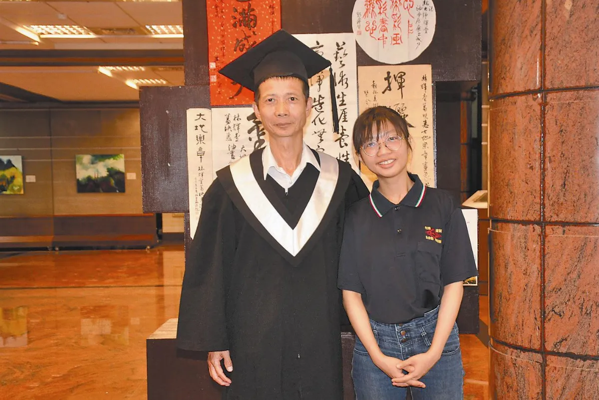 女兒伴讀4年  58歲老爸大學畢業