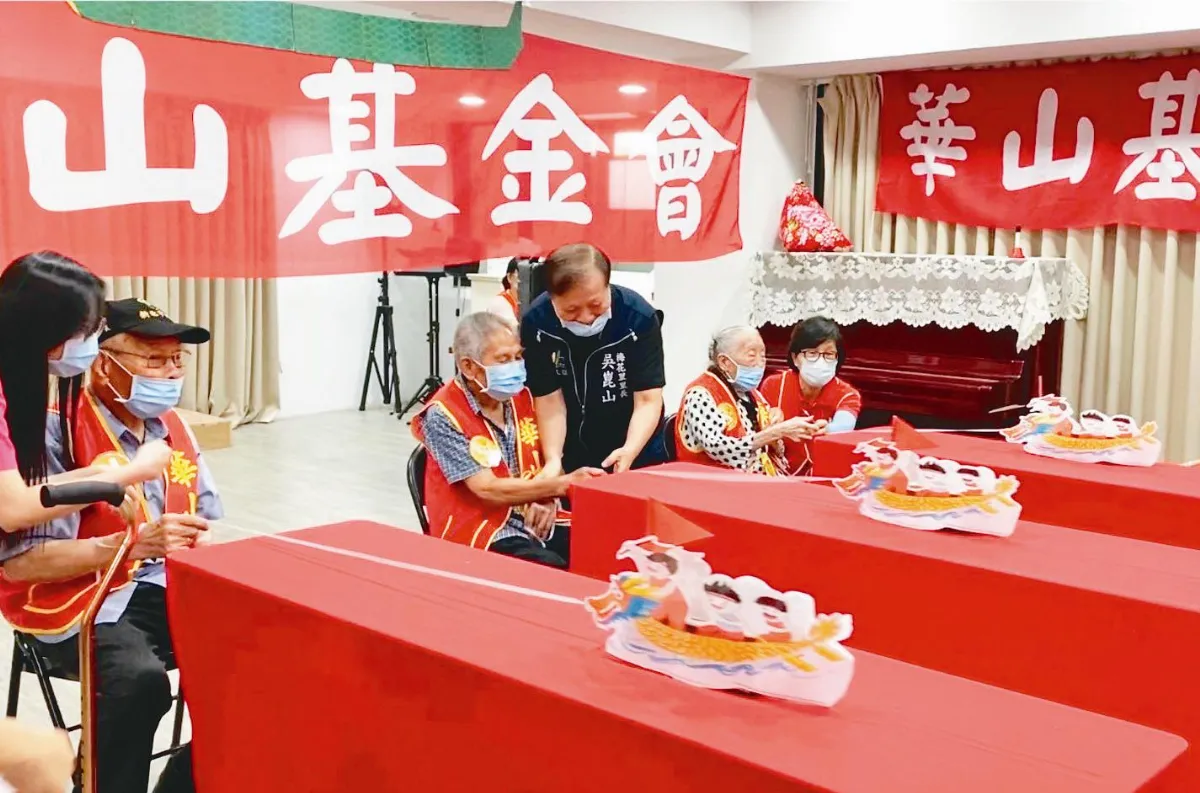 桌上划龍舟 人瑞開心競技