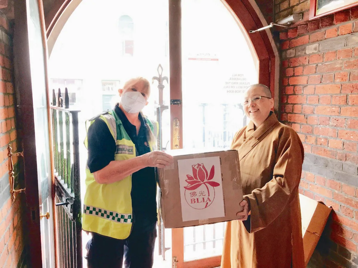 同體共生 倫敦佛光山捐2萬口罩