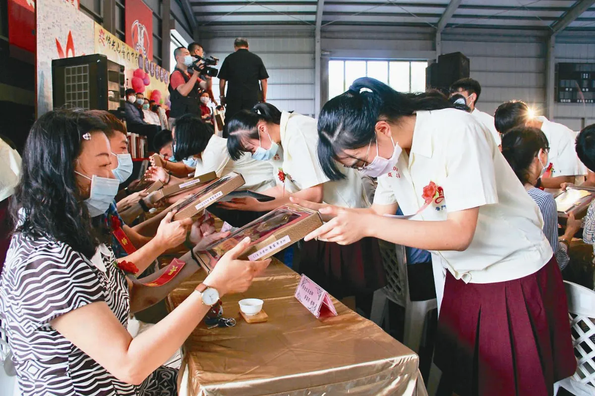永懷恩師 普中畢業生恭敬奉茶