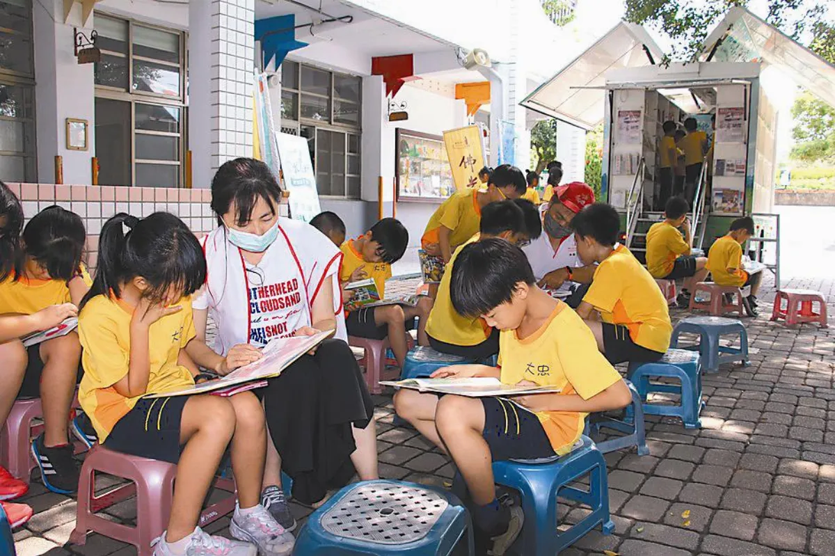 學生共讀 飛行書車最美風景