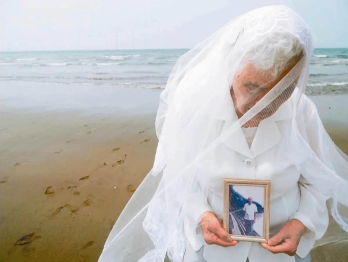 奶奶披婚紗 攜亡夫照看海