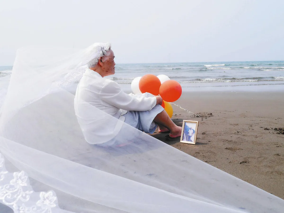 奶奶披婚紗 攜亡夫照看海