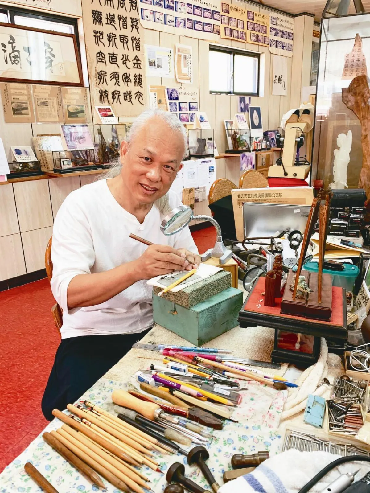 一本《唐詩三百首》平放指甲上