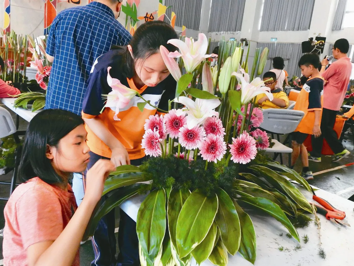 南投學生學花藝 助花農度難關
