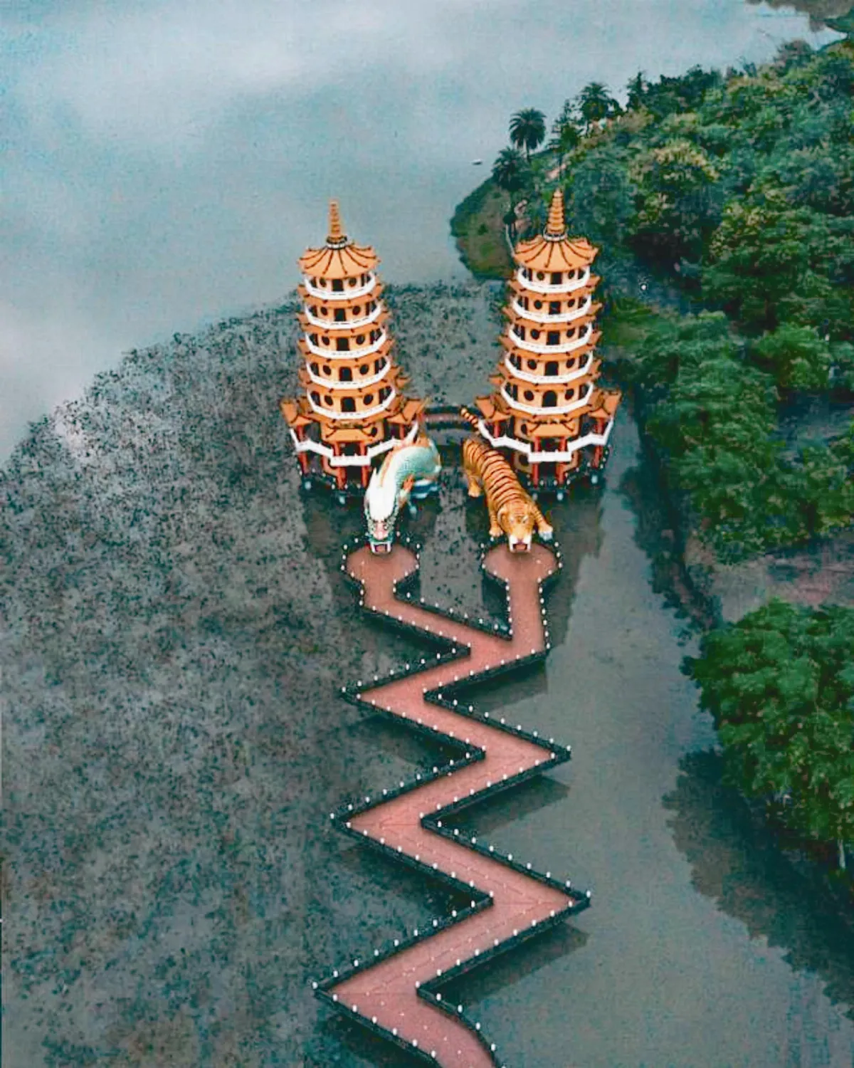 亞洲壯麗廟宇 高雄龍虎塔上榜