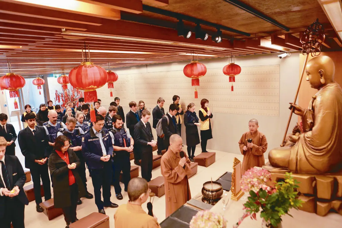 悼念紐國殉職警 祈願文安撫人心