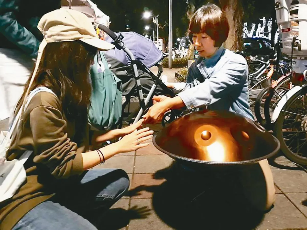 手碟躍上畫紙 蕭靜如內觀創作