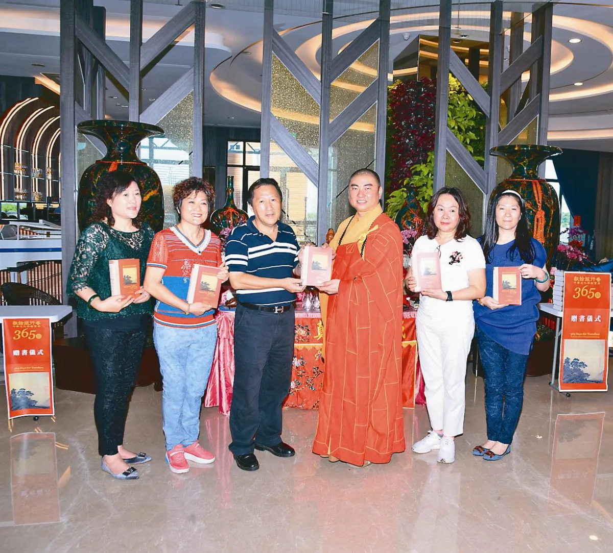 立麗大酒店落成 日光寺灑淨贈書