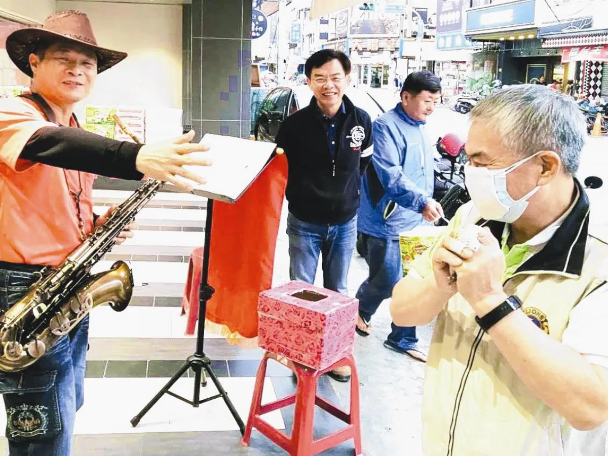 黑手老闆 上街吹奏薩克斯風