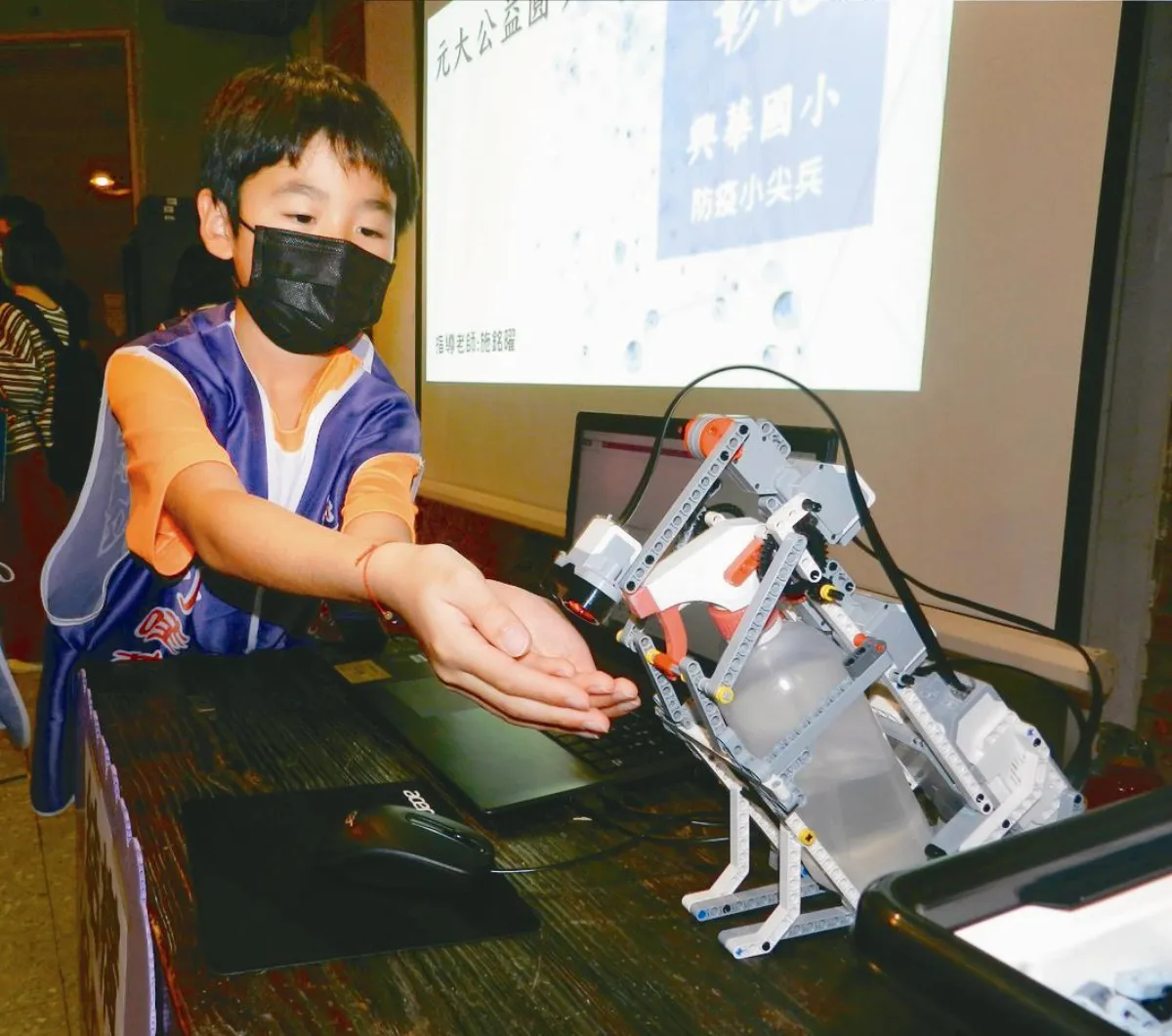 防疫機器人 偏鄉科教秀成果