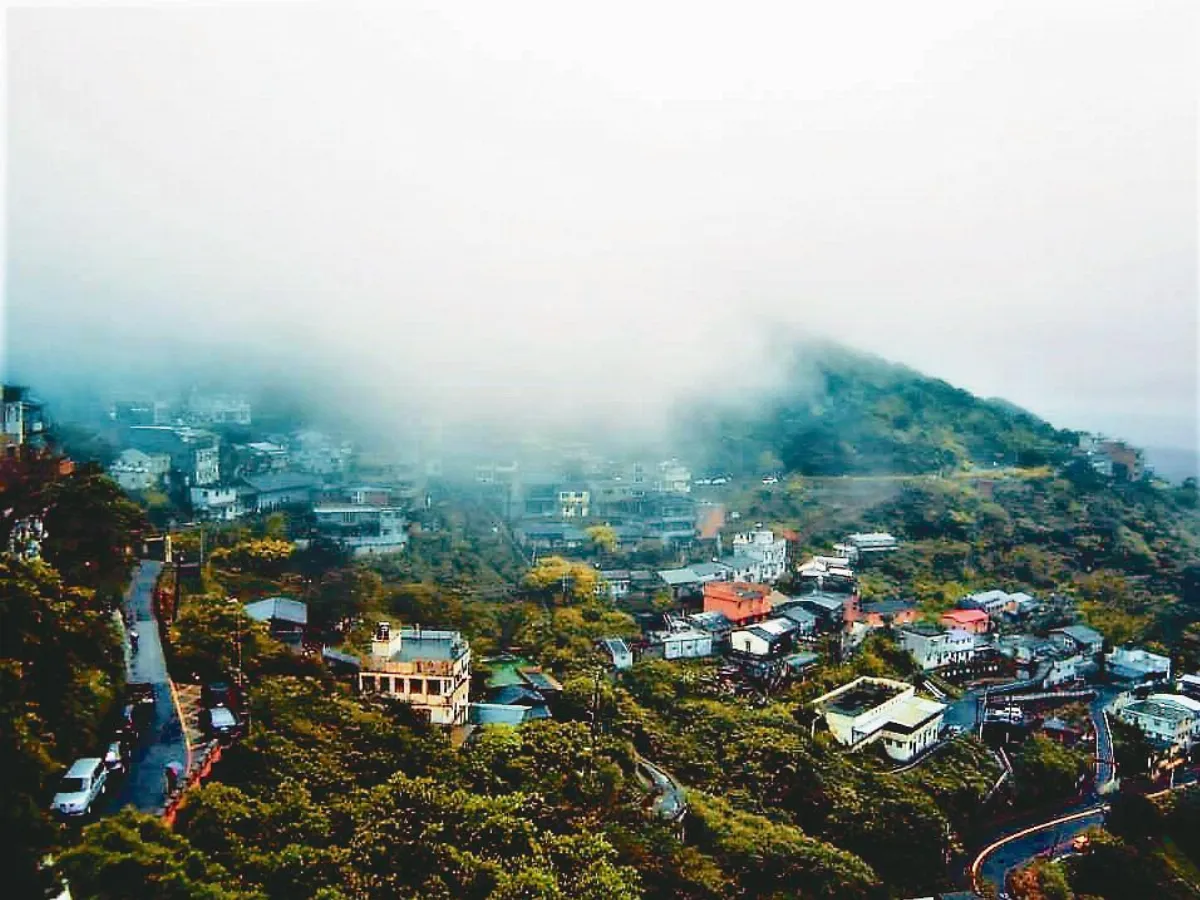 海闊天空 雨霧中的九份