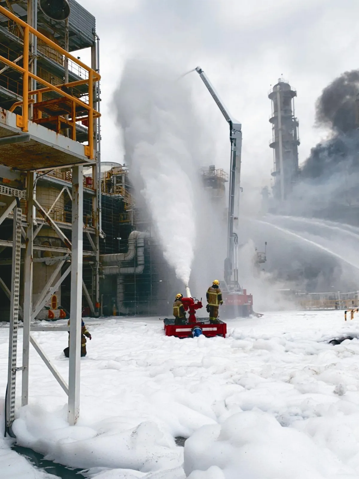 六輕煉油廠爆炸 震2公里外門窗