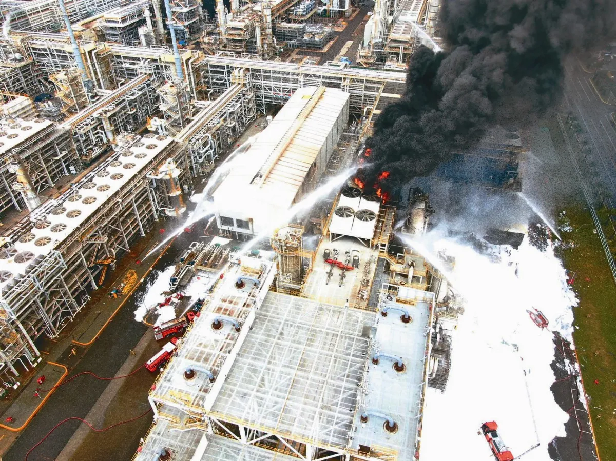 六輕煉油廠爆炸 震2公里外門窗