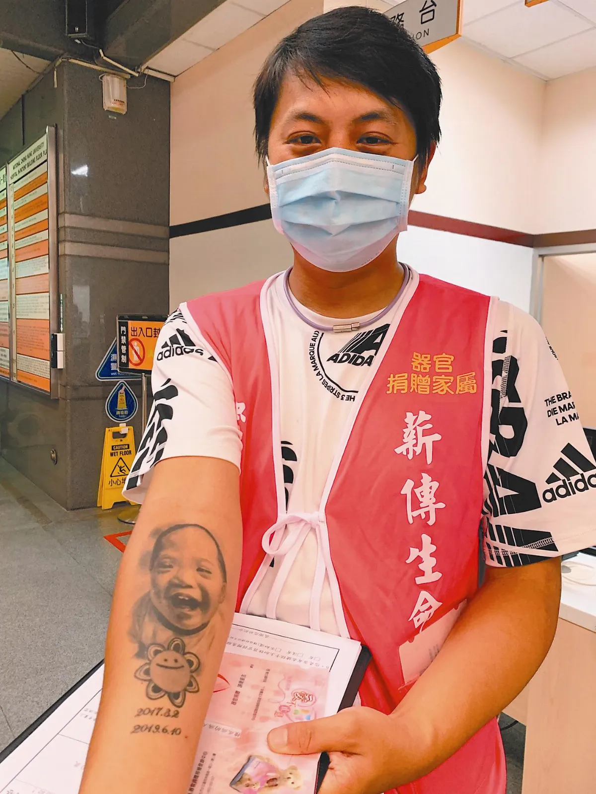 心存回饋 他手刺過世兒畫像