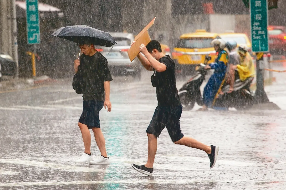 暴雨急下 路人全身溼