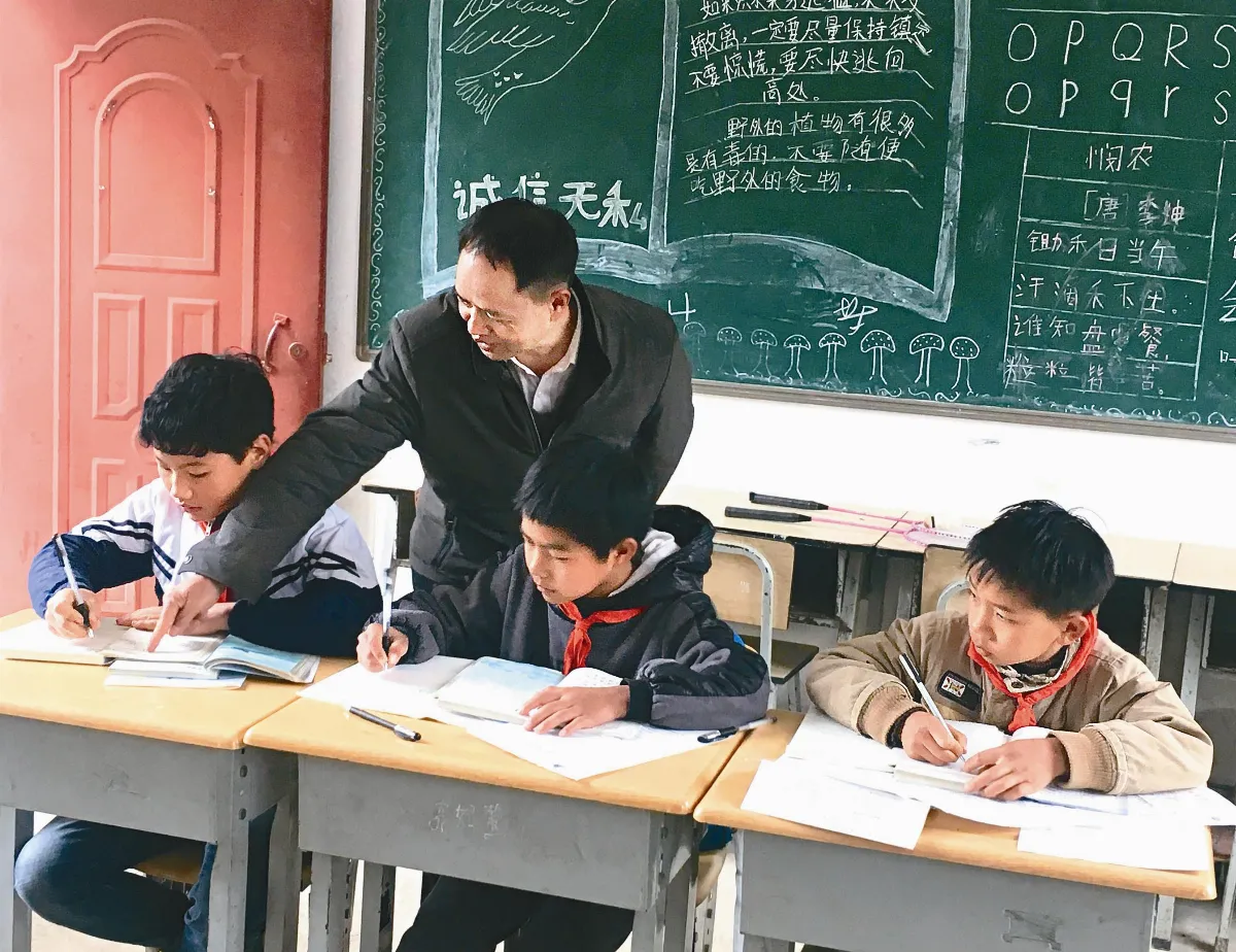 小學教師農加貴麻風村落一人撐起一所學校