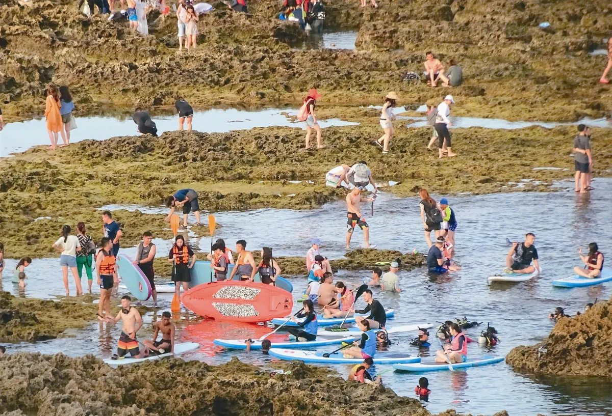 常住居民的30倍 11天湧入6萬遊客  綠島人喊苦