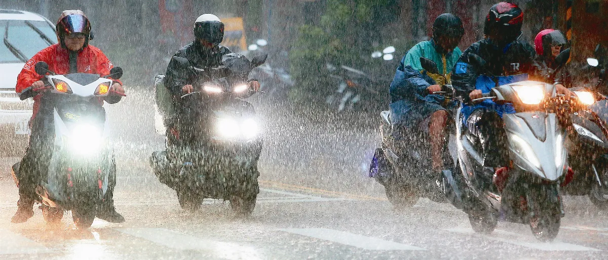 雷聲伴狂風 人車泡在雨中