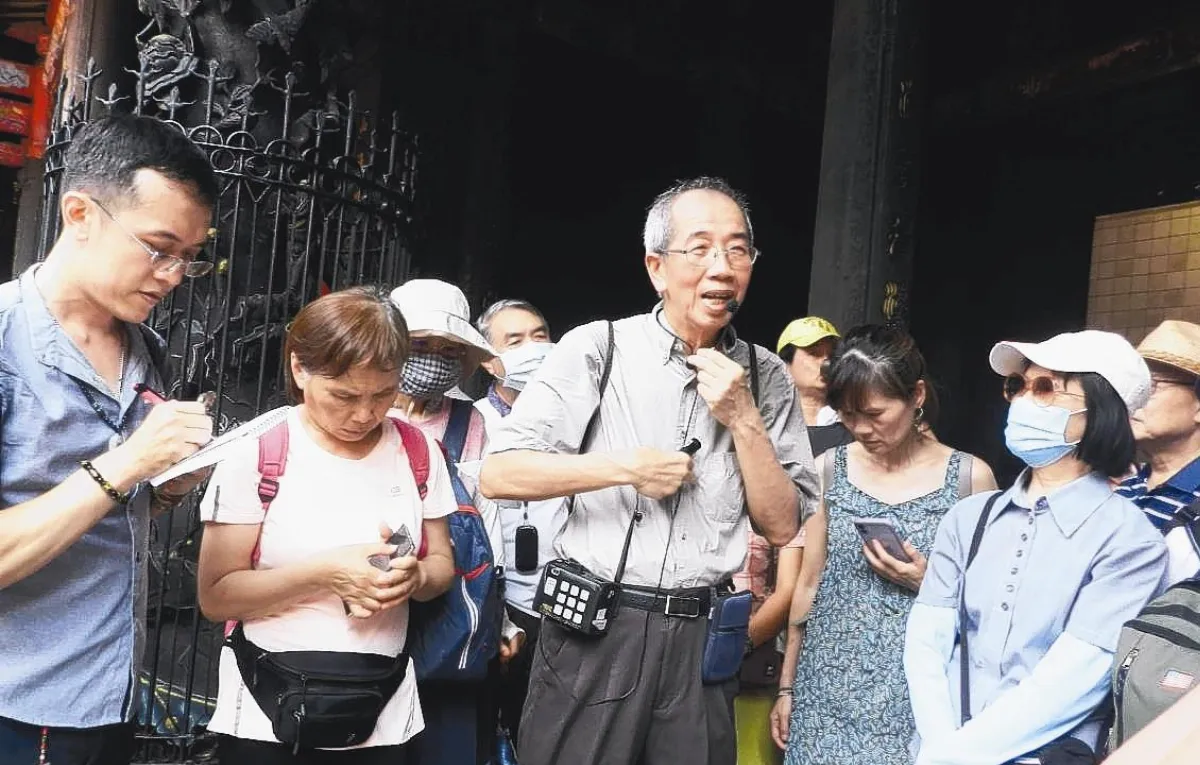 74歲導覽員 日、英文說故事