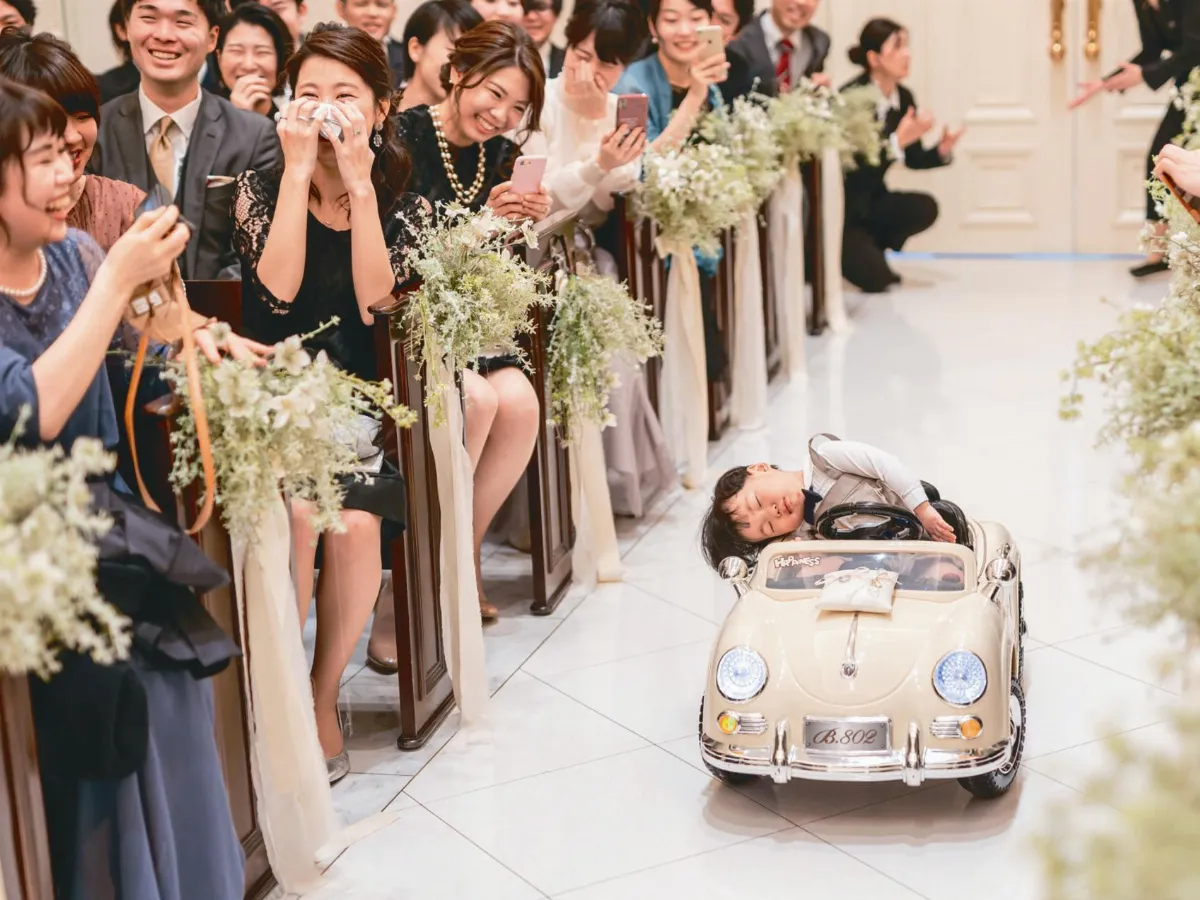 花童太累沒電  婚禮進場睡歪